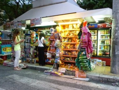 Πάτρα: Ιδιοκτήτης περιπτέρου ανάγκαζε έγκυο υπάλληλό του να κάθεται πάνω σε ξύλα